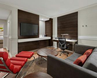 Delta Hotels by Marriott Edmonton Centre Suites - Edmonton - Vardagsrum