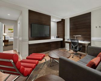 Delta Hotels by Marriott Edmonton Centre Suites - Edmonton - Living room