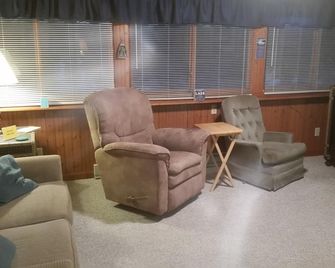 Corto's Ona-Lakehouse Rental, LLC is a Lakefront Vacation Rental Home - Onalaska - Living room