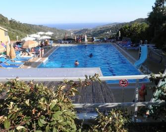 Meriggiare - The Gulf at your feet - Diano Arentino - Piscina