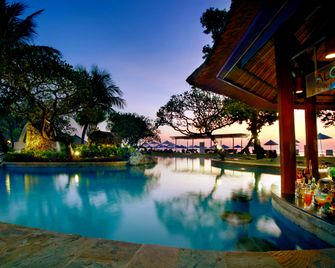 Hotel Nikko Bali Benoa Beach - South Kuta - בריכה