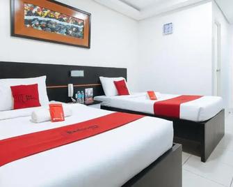 RedDoorz Plus at Evangelista Street Makati - Manila - Schlafzimmer