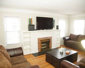 The Copeland Brother's Inn - Dearborn - Living room