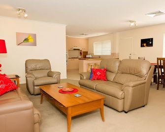 White Lace Motor Inn - מאקאי - סלון