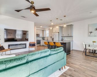 Modern Pensacola Vacation Home w/ Private Pool! - Pensacola - Pokój dzienny