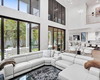 Oceanfront Gem! Heated Pool & Walk to Beach! - Wilton Manors - Living room