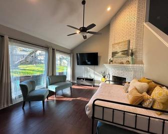 New Braunfels & San Antonio! Best of both worlds! - Schertz - Living room