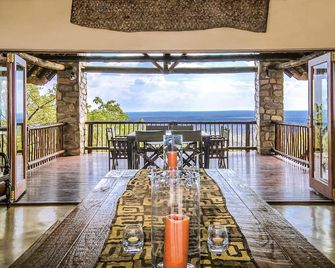 Warthog Lodge – Mabalingwe Game Reserve – Luxury, Self-Catering Safari Getaway - Bela-Bela - Balcon