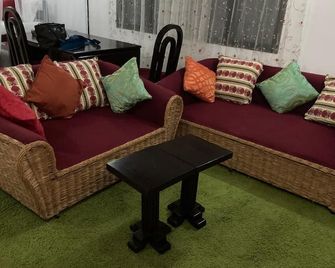 Queen K Cottages At Chrystal Homes - Watamu - Wohnzimmer