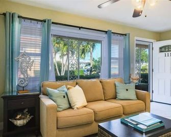 St. Pete Beach Getaway! - Saint Pete Beach - Living room