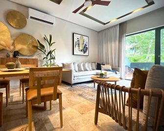 Maison Pierre Leroy - Private Pool High Speed Wifi - تولوم - غرفة طعام