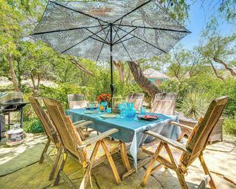 Casa Paloma Studio Artsy and Airy with Hot Tub Access - Patagonia - Patio