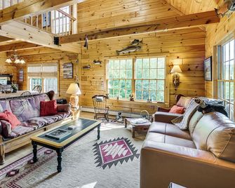 Hike, Explore & Unwind: Rustic Maine Getaway - Machias - Sala de estar