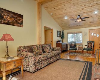 Aspen Grove - spend some time by a creek! 3 bedrooms each with private entrance. - Nathrop - Sala de estar