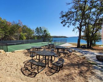 Bergs Nest-Lakefront Home-Incredible Shoreline Close To House! - Garfield - Patio