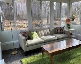 • Iconic Lustron home with 2 king beds • - Windsor Heights - Living room
