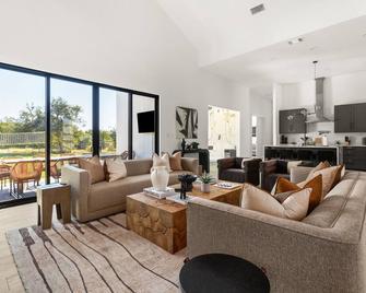 Designer Home With Hot Tub Bbq & Hill Views - Driftwood - Oturma odası