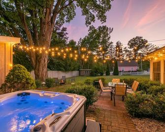 Cozy Cottage near Lake & Skiing, Hot Tub, fireplace & Fire-pit, Pets Allowed - Walloon Lake - Pool