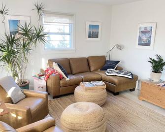 Westhampton Beach cottage 1.6 miles to Rogers Beach - Westhampton Beach - Sala de estar