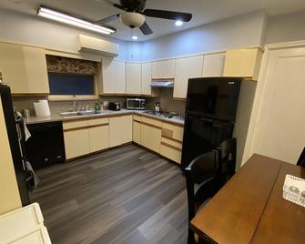 Large private room with work desk and new furniture - Queens - Cozinha