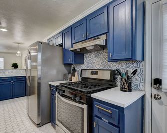 Sooner Suite - 5 Min From Ou - Media Room & Fire Pit - 7 Guests - Norman - Kitchen