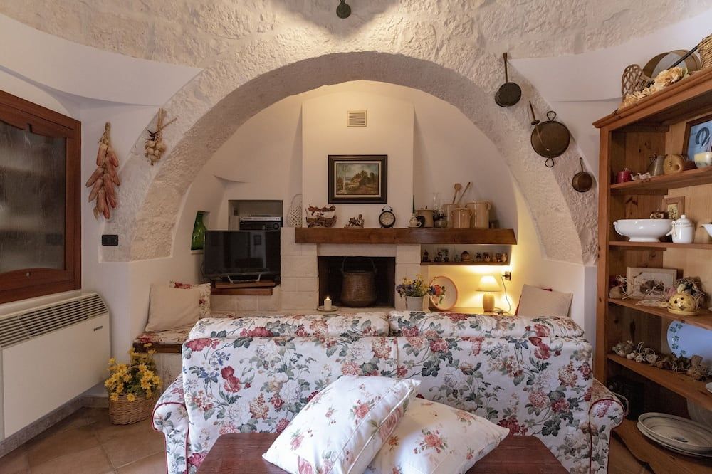 Charming Trullo in Puglia for 5 people - Santa Lucia - Huiskamer