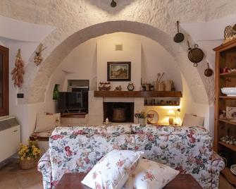 Charming Trullo in Puglia for 5 people - Santa Lucia - Living room
