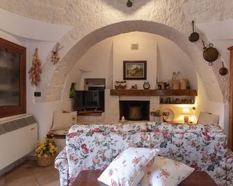 Charming Trullo in Puglia for 5 people - Santa Lucia - Huiskamer