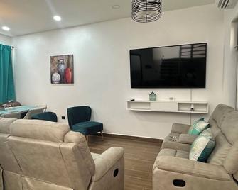 Aqua Bliss 3-bedroom 3.5 bathroom villa in fabulous West Bay - West Bay - Salon