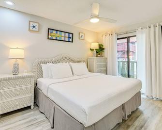 Cozy Myrtle Beach Getaway 1 Block to Ocean! - Myrtle Beach - Bedroom