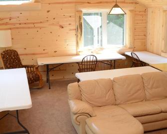 Spruce with two story high windows with loft on the premier lake of Big Sand - Park Rapids - Sala de estar