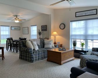 Modern Home, Beautiful St. Lawrence River View - Cape Vincent - Living room