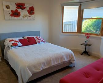 Lakes Guest House: Unit with private entrance sleeps 8 - Lakes Entrance - Bedroom