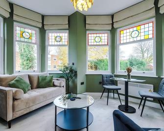 Hilltop Serviced Apartments - Stockport - Stockport - Living room