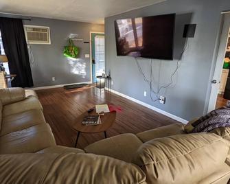 The Moorhead Place 2. Pet friendly, warm home near colleges and medical centers - Moorhead - Living room