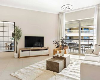 Silkhaus Ajwan Tower 1BR with Maid room in Saadiyat Island - 아부다비 - 거실