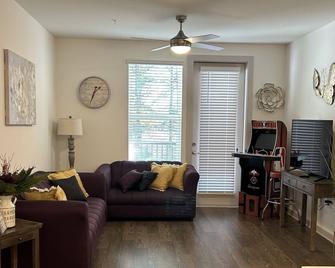 Brand New! Your Charming, Comfy Cove, Great For Families - Wake Forest - Living room