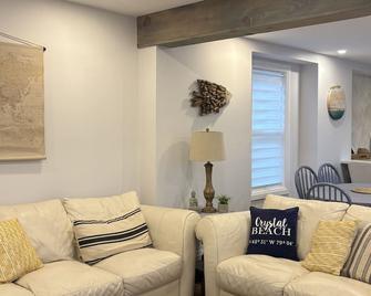 Sandy Feet Retreat - Fort Erie - Living room
