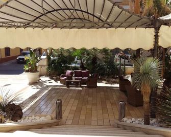 Hotel Riva Del Sole - פורטו צ'סארו - פטיו