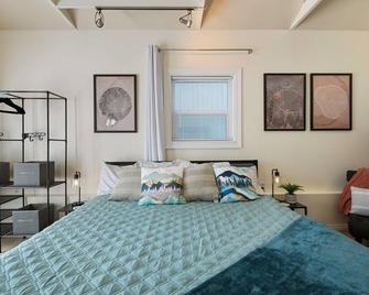 Gorgeous Home in Quiet Neighborhood Near Ski Resorts & Airport! Private Zen Den! - Bountiful - Habitación