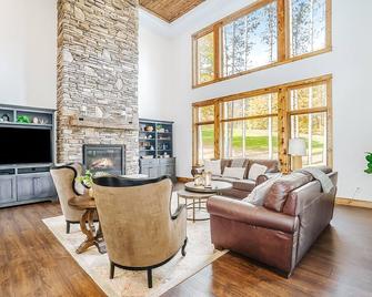 Expansive dog-friendly home w/shared hot tub, golf course views & resort access - Thompsonville - Living room