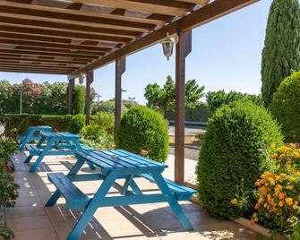 Ibis Budget Narbonne Sud - Narbonne - Terasa