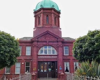 Impeccable 5-Bed House in Stockton-on-Tees - Stockton-on-Tees - Building