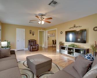Donaldsville Vacation Home Near Mississippi River - Donaldsonville - Living room