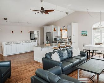 Spacious 4bdr Blue Haven Cottage in Gran - Grand Haven - Living room