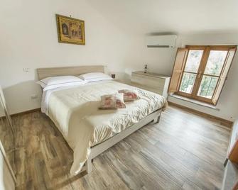 B&B Locanda Cistercense - Tobia - Bedroom