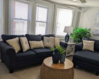 7th & Central-Cozy 2bed/1bath 1st floor condo - Ocean City - Living room