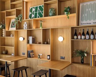 Base Geneva - Jenewa - Bar