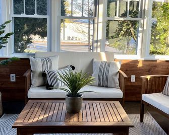 Meadow Lane Cottage - Gordonville - Living room