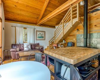 The Bear Cub - Rhododendron - Dining room